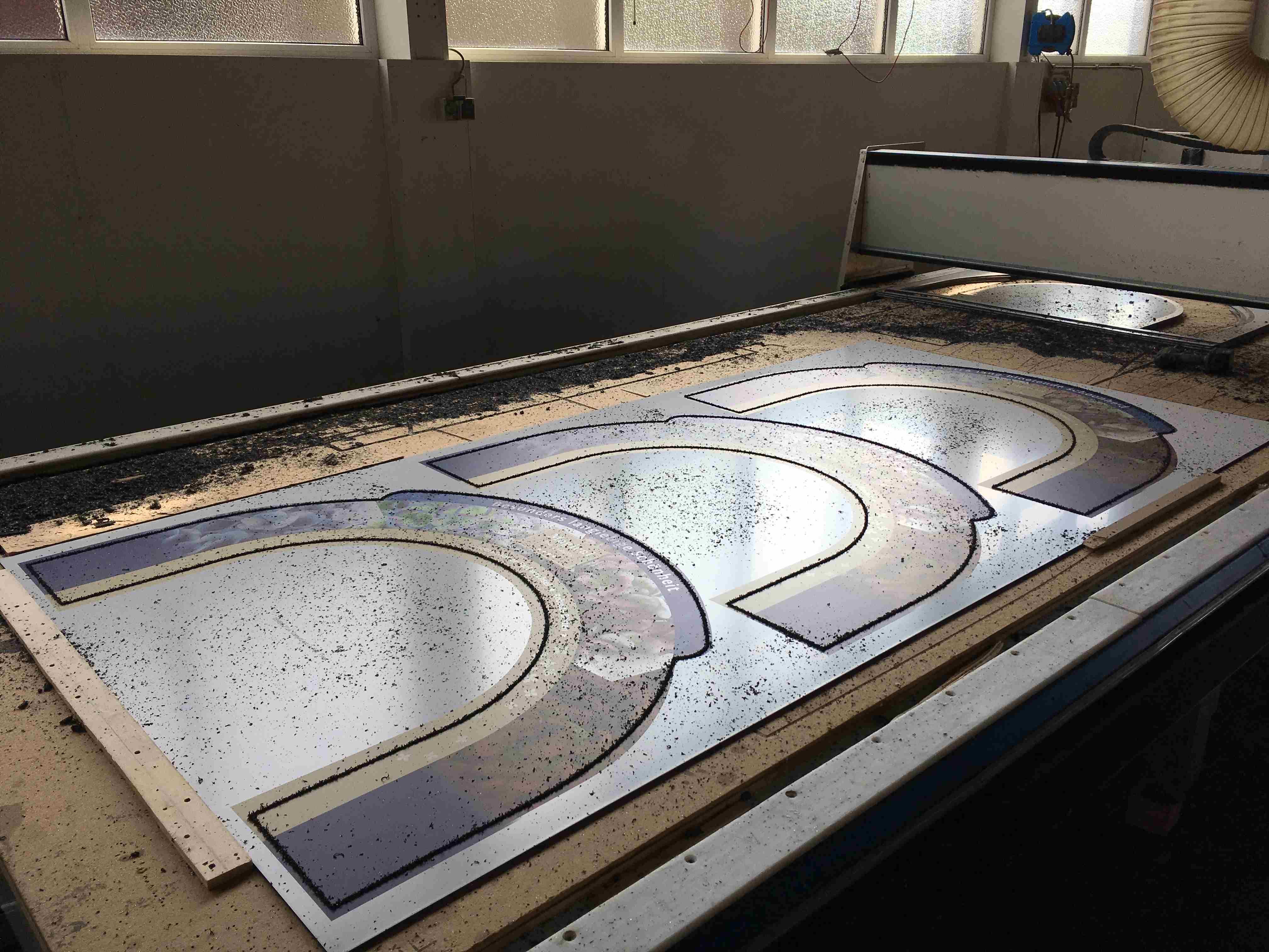 jules-dock-shaping_cnc_frezen_dibond_decorbouw_sierbogen